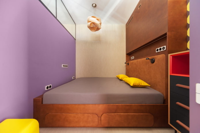 Farbschema eines schmalen Schlafzimmers