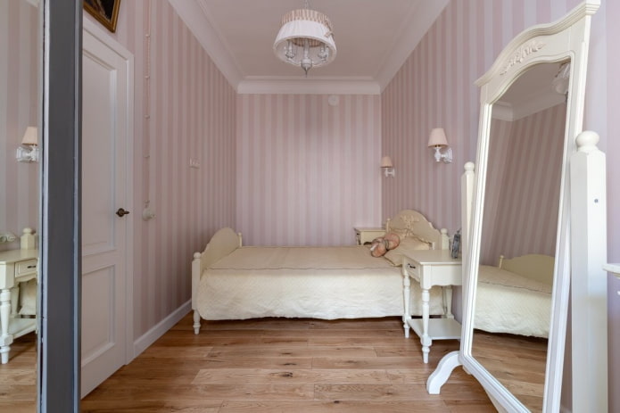 arrangement of furniture in a narrow bedroom