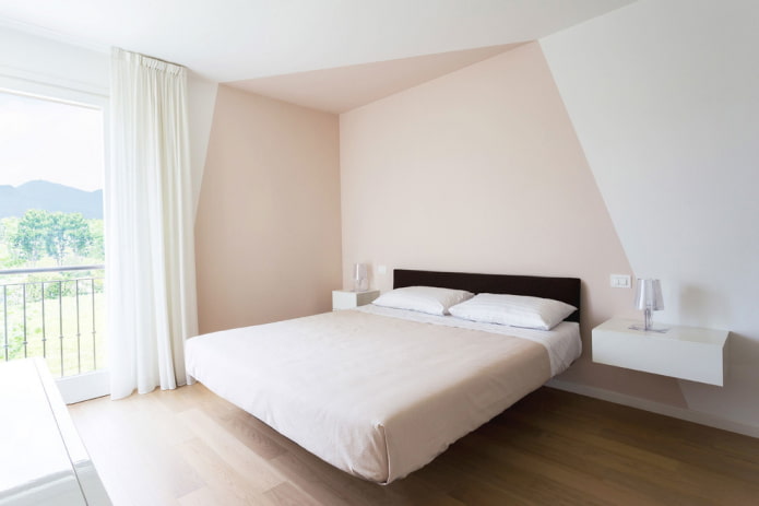 Interieur eines beigen Schlafzimmers im Stil des Minimalismus