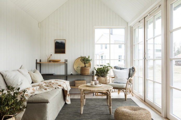 дневна соба у нордијском стилу у унутрашњости куће