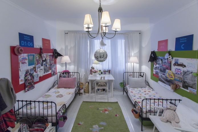 Beleuchtung im Inneren des Schlafzimmers für Kinder unterschiedlichen Geschlechts