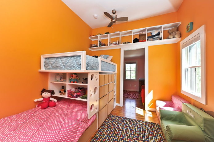 Möbel im Inneren des Schlafzimmers für Kinder unterschiedlichen Geschlechts