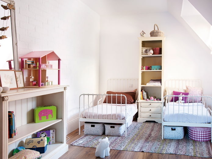 Aufbewahrung von Dingen im Inneren des Schlafzimmers für Kinder unterschiedlichen Geschlechts