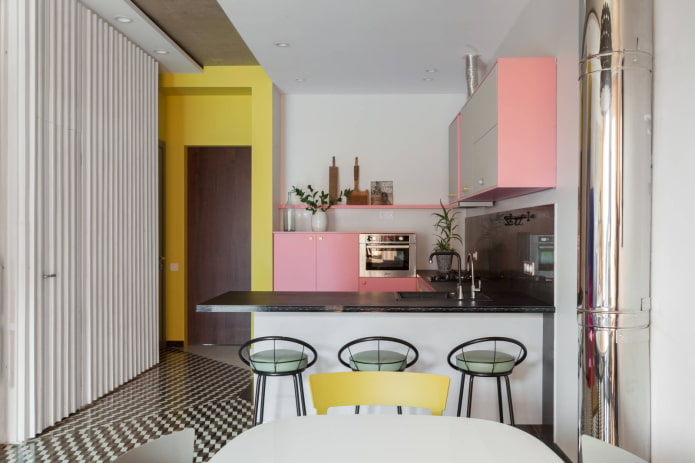 สีชมพูและสีเหลืองในการตกแต่งภายในของห้องครัว