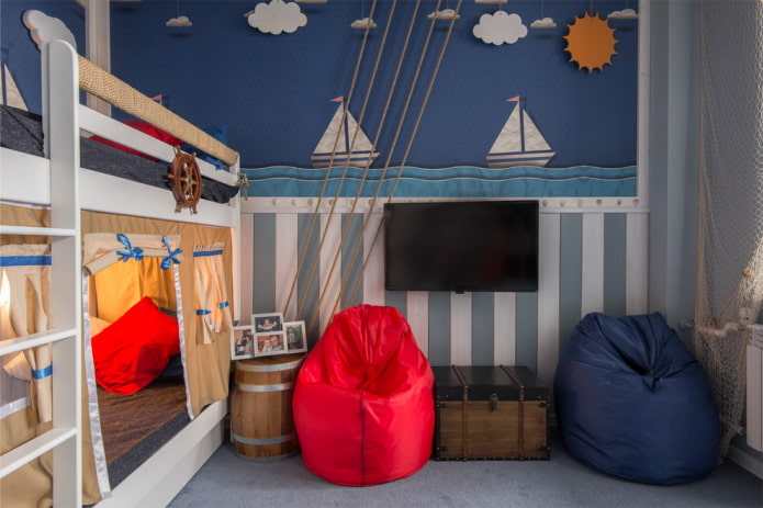 Möbel im Inneren des Kinderzimmers im maritimen Stil