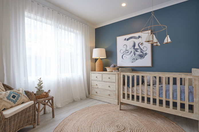 Gestaltung eines Kinderzimmers für ein Neugeborenes im maritimen Stil