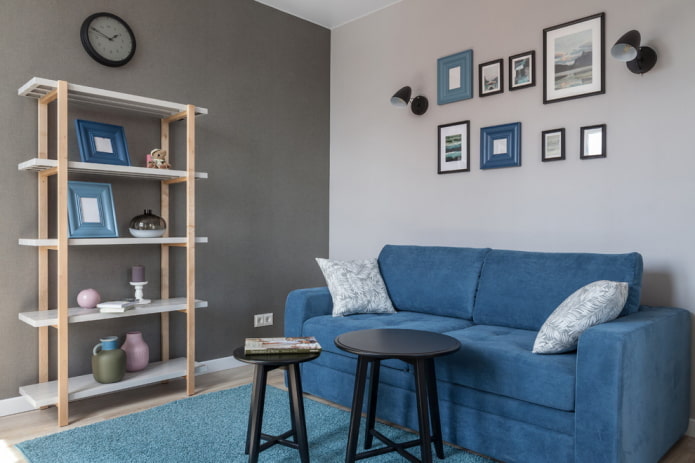 Wohnzimmereinrichtung in Grau-Blau-Tönen