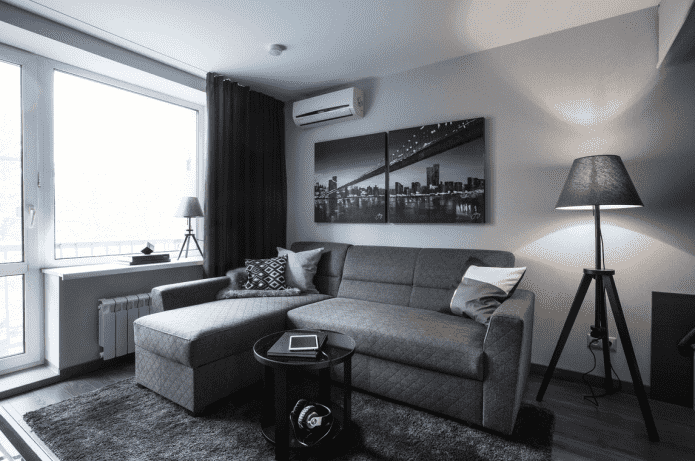 Beleuchtung und Dekoration im Inneren eines grauen Wohnzimmers