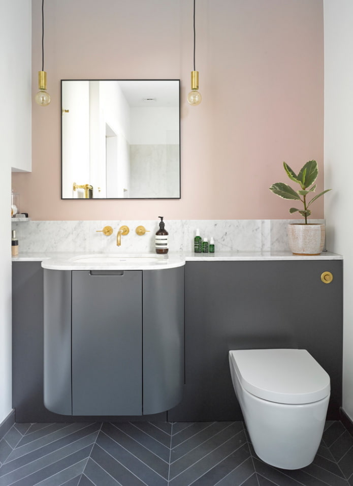 fürdőszoba belső szürke-rózsaszín tónusú