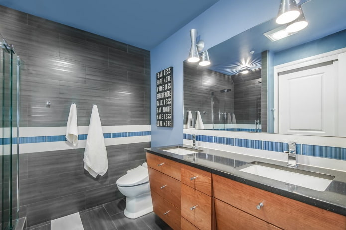 fürdőszoba belső szürke-kék tónusú