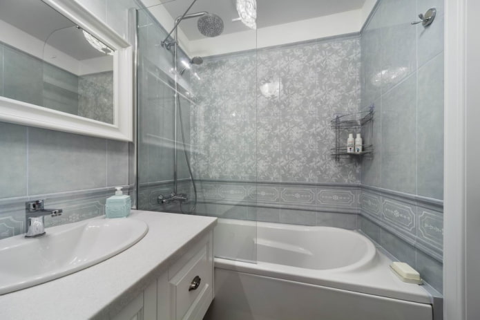 Design eines kleinen Badezimmers in Grautönen