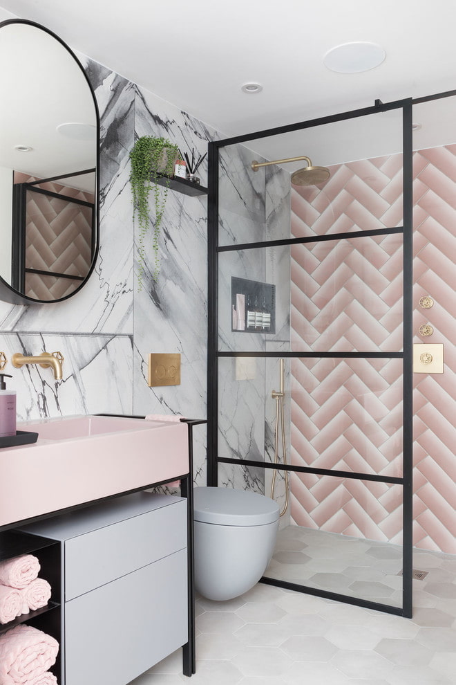 Szürke-rózsaszín fürdőszoba belső tér