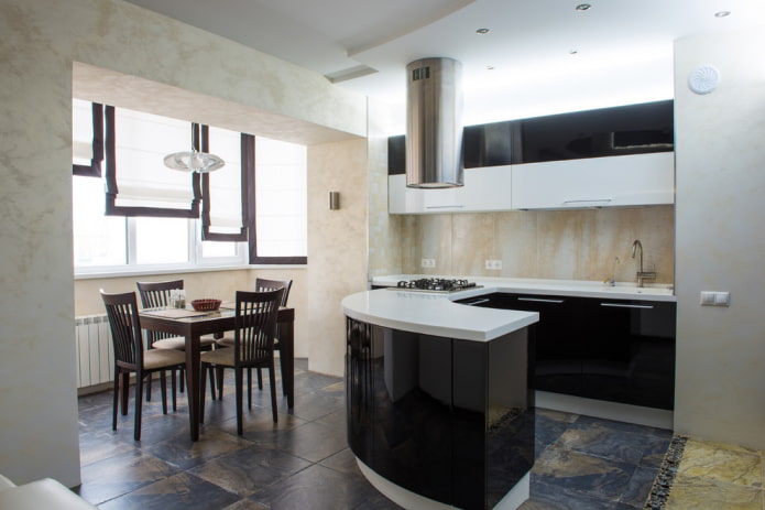 Gestaltung der Öffnung im Inneren der Küche kombiniert mit der Loggia