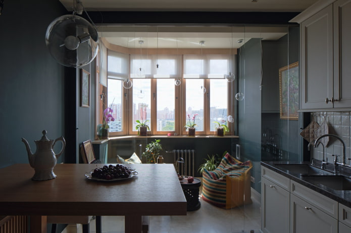 Vorhänge im Inneren der Küche kombiniert mit der Loggia