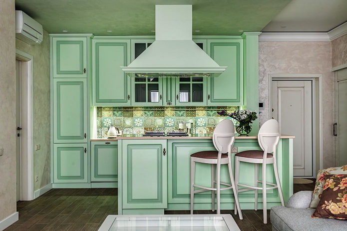 дизајн кухиње у бледо зеленим бојама