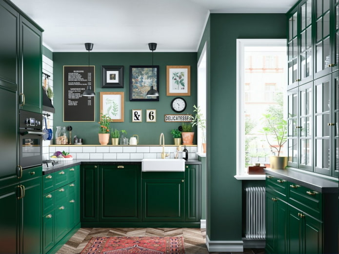 Beleuchtung und Dekoration im Inneren der Küche in Grüntönen