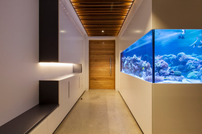 interior hallway na may aquarium