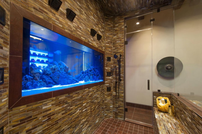fürdőszoba belső akváriummal