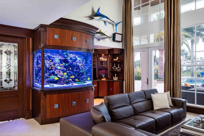 ентеријер са акваријумом уграђеним у намештај
