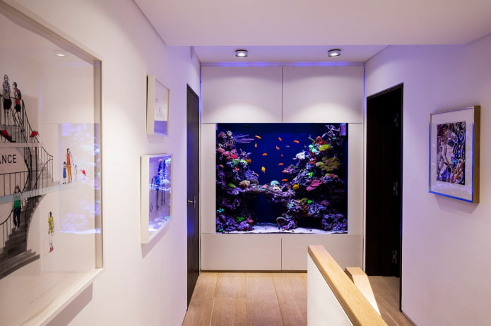 Innenraum mit in die Wand eingebautem Aquarium