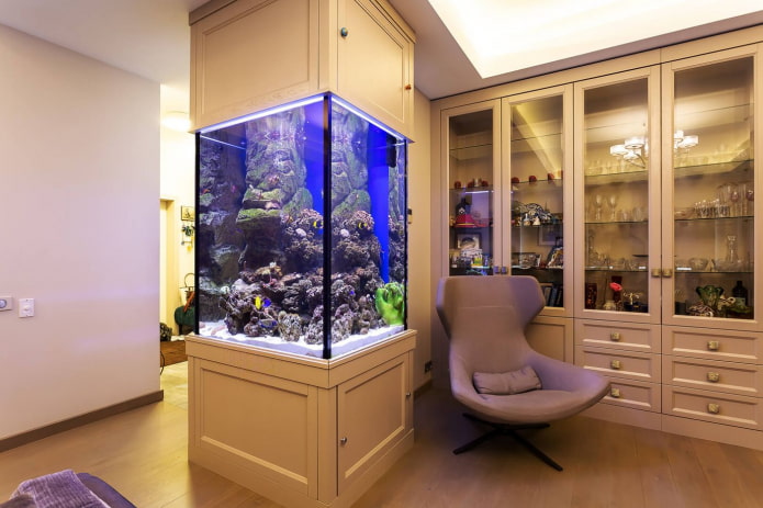 interior na may isang aquarium na nakapaloob sa mga kasangkapan