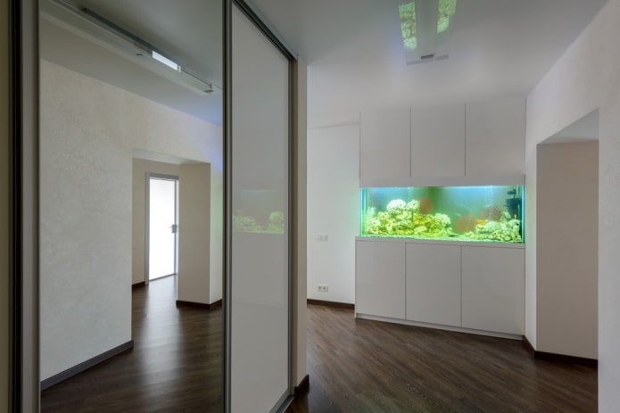 belső tér a minimalizmus stílusában akváriummal