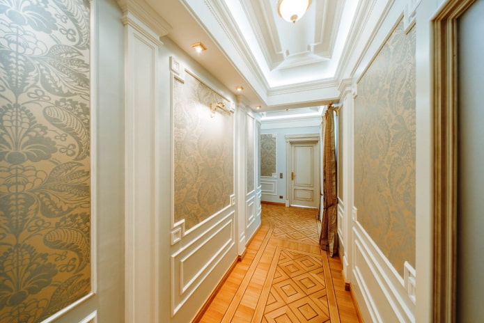 wall moldings in the interior of the corridor
