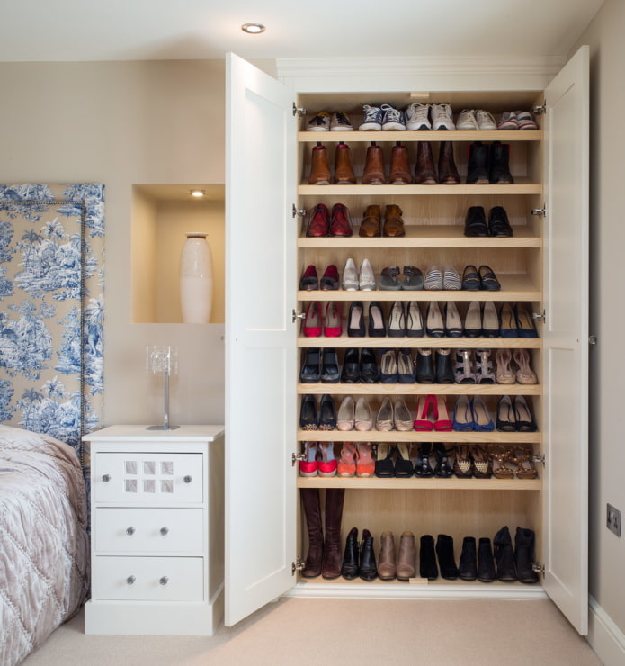 cipőt tárol egy szekrényben