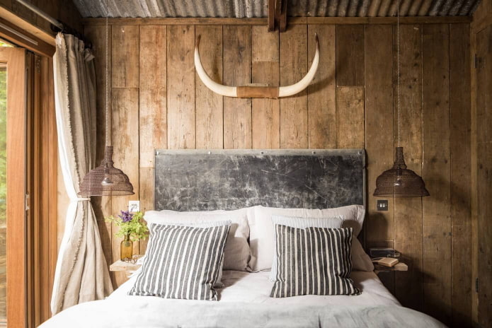 decor in the bedroom in rustic style
