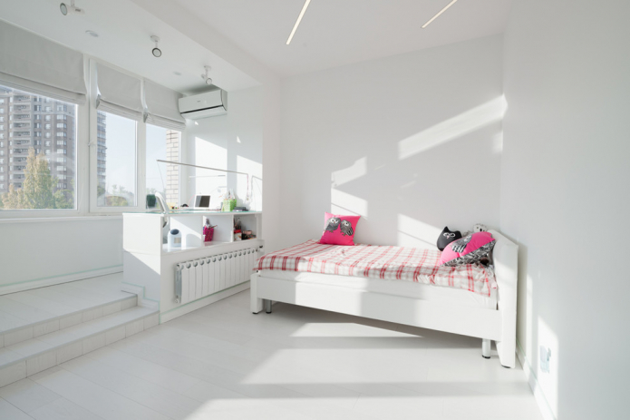 бела спаваћа соба у комбинацији са балконом