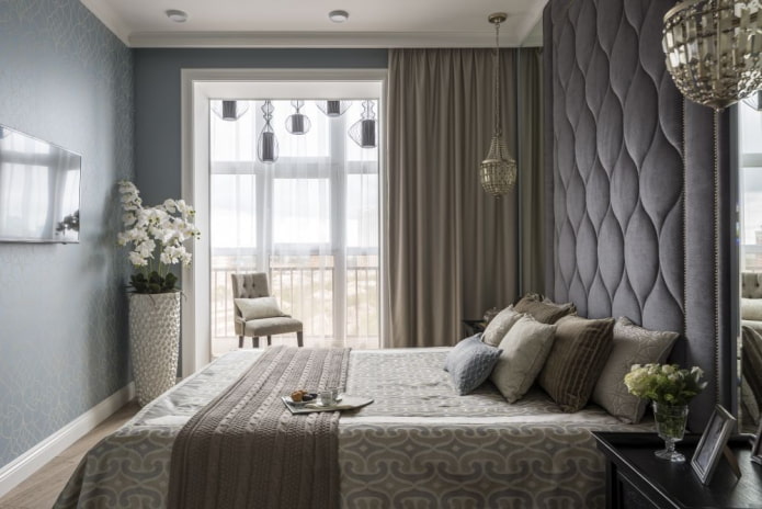 Dekoration und Beleuchtung im Schlafzimmer kombiniert mit einer Loggia