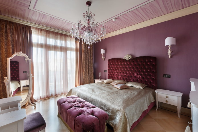 Möbel im Inneren des lila Schlafzimmers
