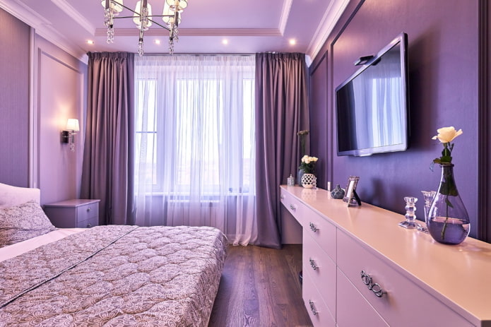 Möbel im Inneren des lila Schlafzimmers