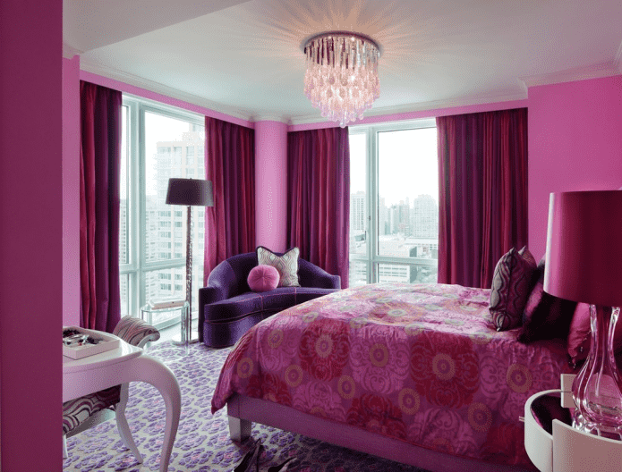rosa und lila Schlafzimmereinrichtung