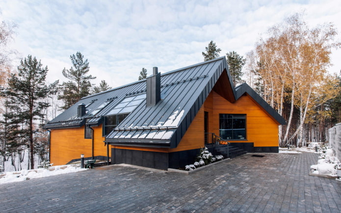 Fertigstellung des Daches des Hauses im skandinavischen Stil