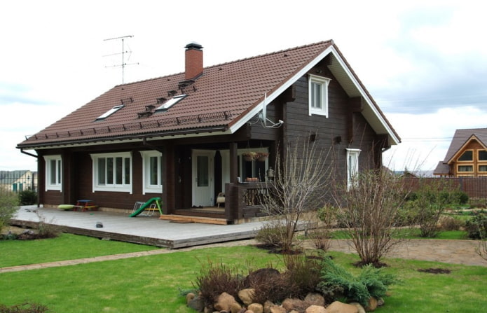 Fertigstellung des Daches des Hauses im skandinavischen Stil
