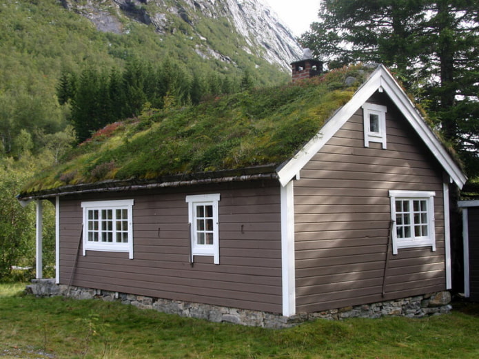 завршавајући кров куће у скандинавском стилу