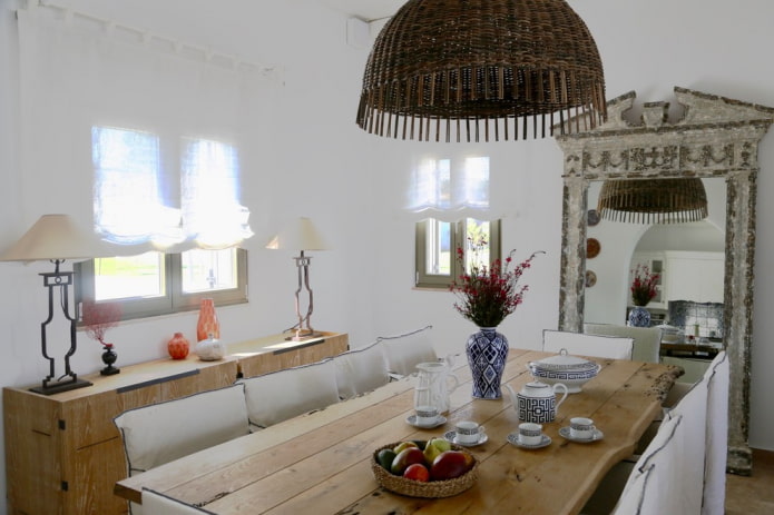 dining room decor in Mediterranean style