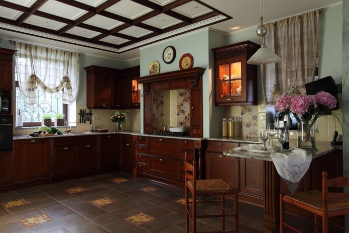 Einrichtung und Beleuchtung des Küchenraums im englischen Stil