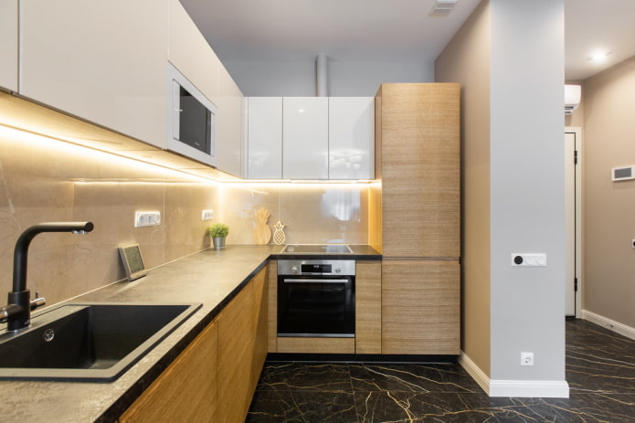 an example of arranging a spacious kitchen in the corridor