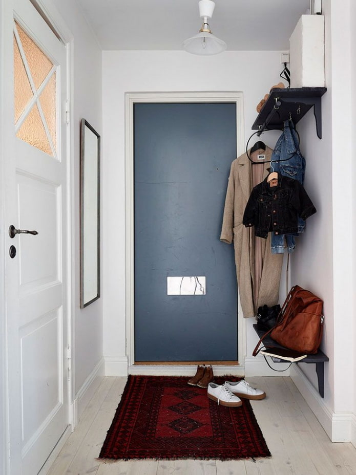open storage system in the interior of a narrow corridor