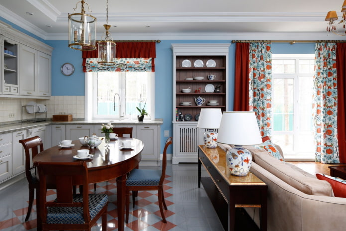 Dekor und Textilien im Inneren der Wohnküche im provenzalischen Stil