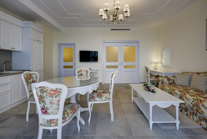 a konyha-nappali belső terét provence-i stílusban