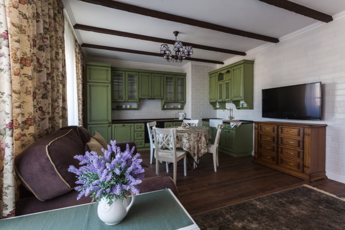 Dekor und Textilien im Inneren der Wohnküche im provenzalischen Stil