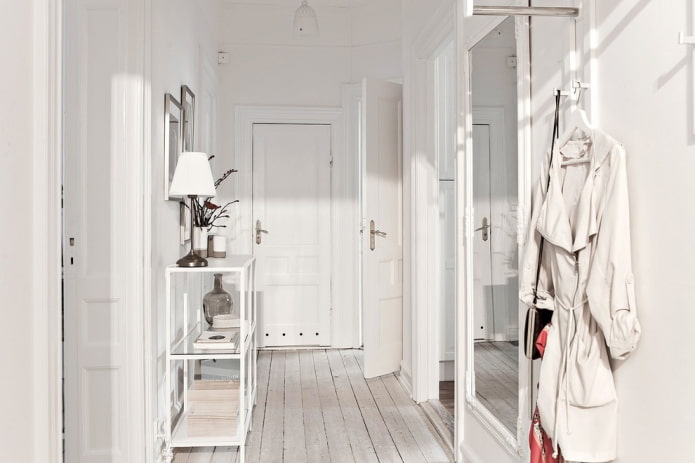 Skandináv stílusú fehér folyosó belső