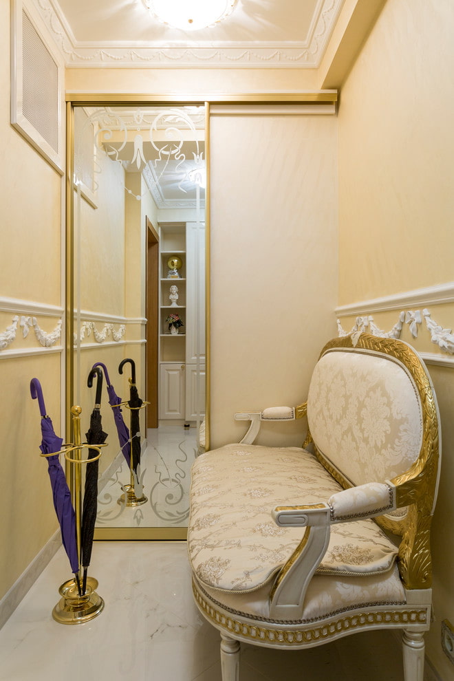 furnishing the corridor in the classic style