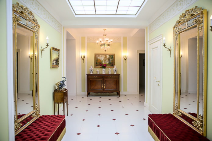 a folyosó dekoratív kialakítása a klasszikus stílusban