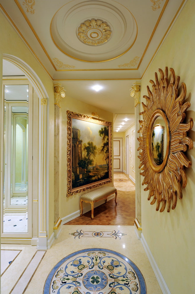 a folyosó dekoratív kialakítása a klasszikus stílusban
