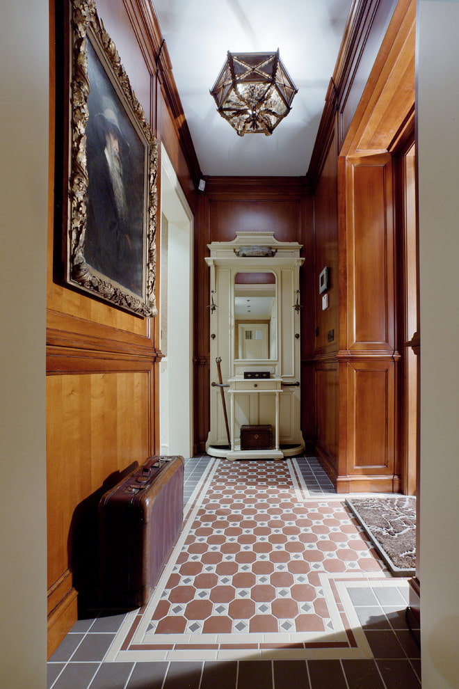 die Farbgebung des Interieurs des Korridors im klassischen Stil