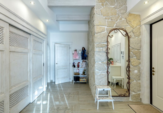 Dekoration des Korridors im Stil der Provence